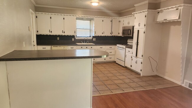 Building Photo - 1009 SW 70th