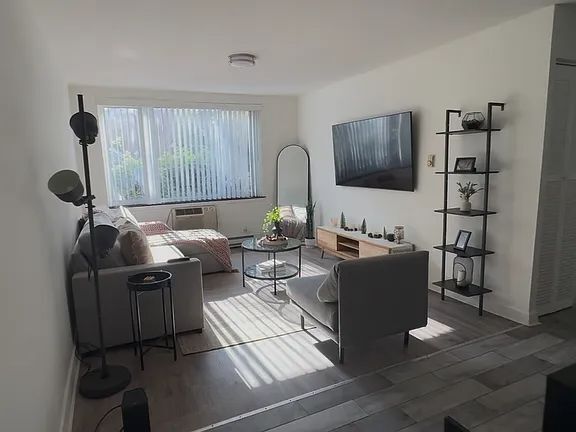 Building Photo - 3825 N Pine Grove Ave