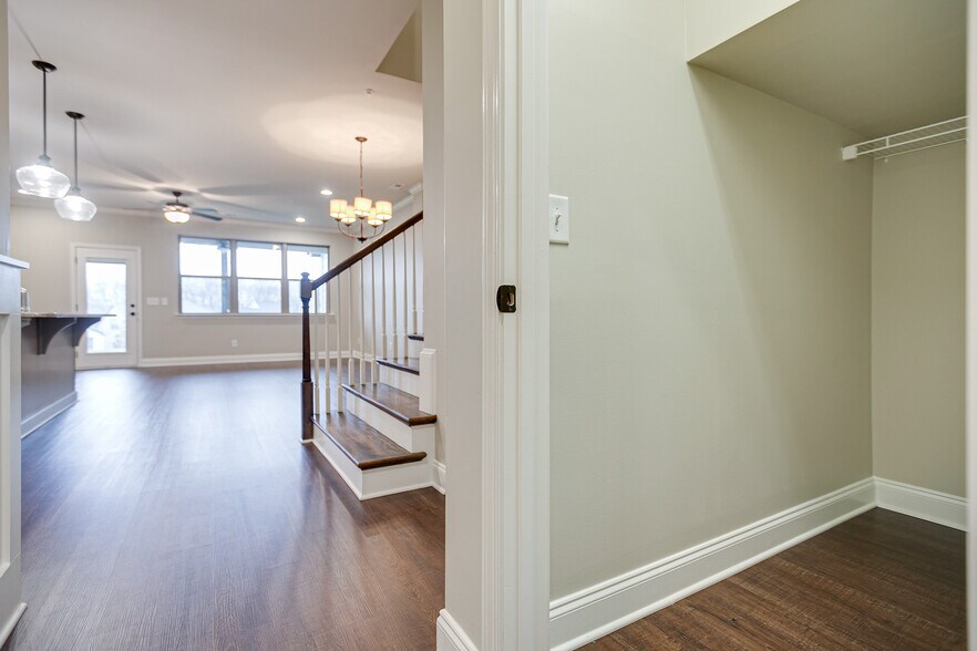 Building Photo - 2576 Wellesley Square Dr