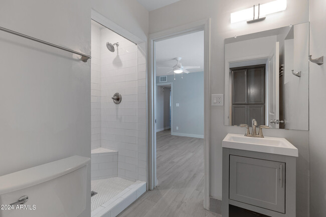 Building Photo - 607 E Encanto Dr