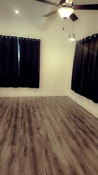 Living room - 806 N Ann St