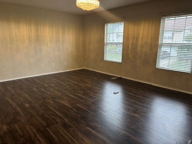 Building Photo - Nice 3/4 bedroom home