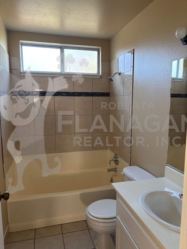 Building Photo - 3 Bedroom/ 2 Bathroom home