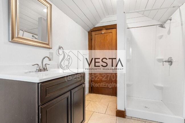 Building Photo - 68 Maple St