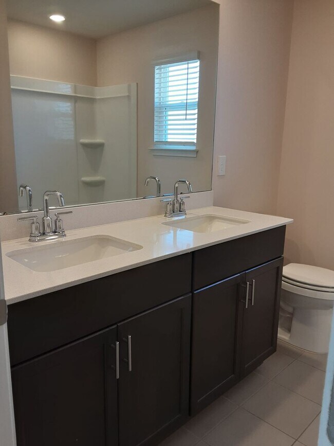 Building Photo - Don't miss out on this beautiful 5 Bedroom...