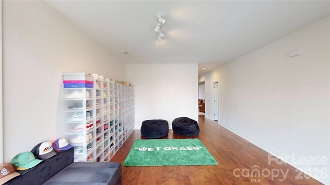 Building Photo - 1220 Lomax Ave