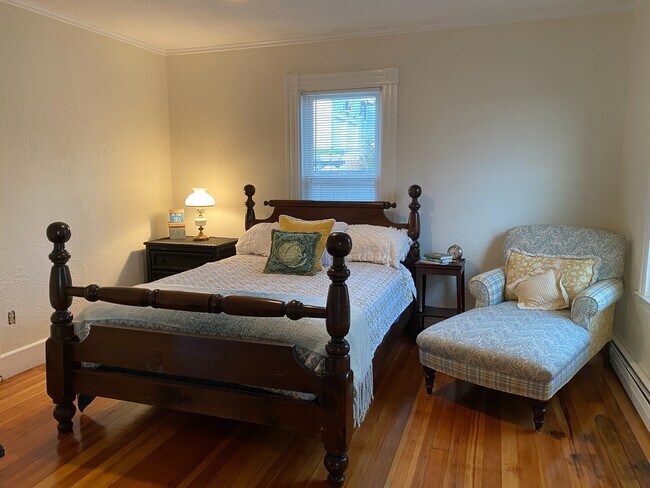 Bedroom 1: queen bed - 50 Summit Ave
