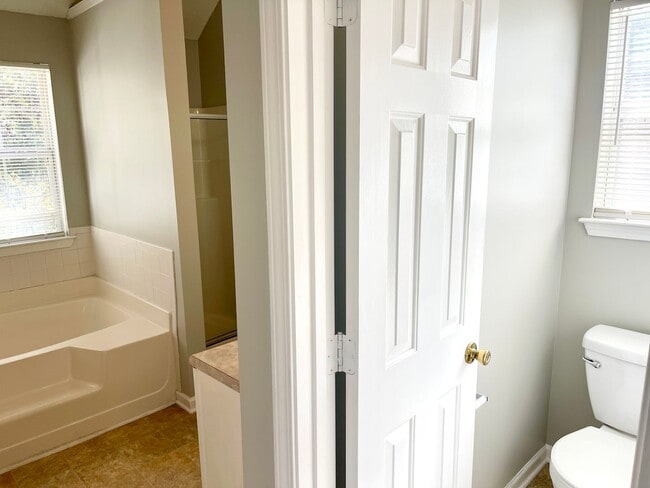 Building Photo - Welcome to this charming 3-bedroom, 2.5-ba...