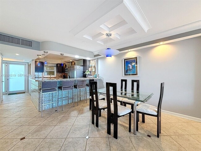 Building Photo - 328 N Ocean Blvd