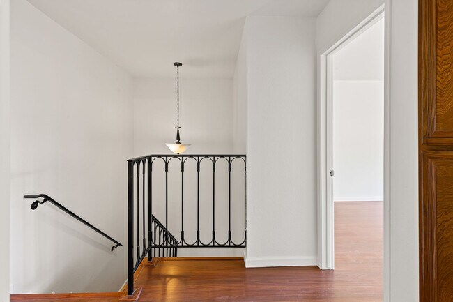 Building Photo - Spacious & Central 3BR/2.5 BA Town Home