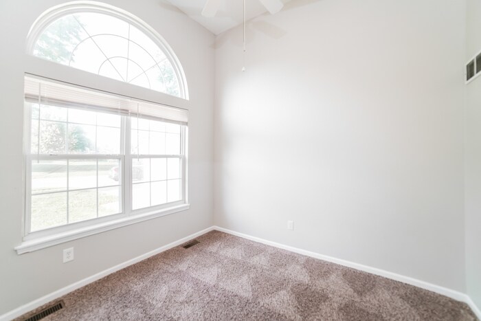 Building Photo - 117 E Foxwood Dr