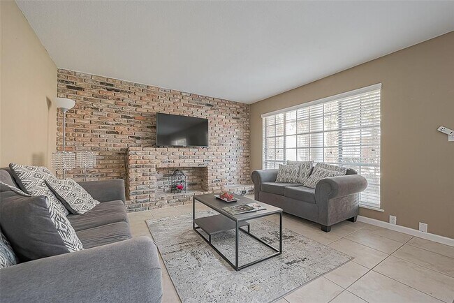 Building Photo - 2101 Fountain View Dr