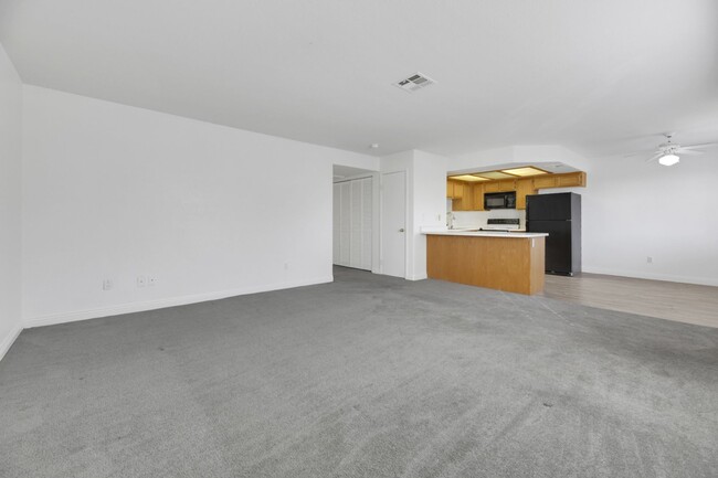 Building Photo - Gated 2 bedroom Condo with new carpet and ...