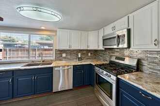 Building Photo - Beautifully Updated 3-Bed Townhome in Carm...