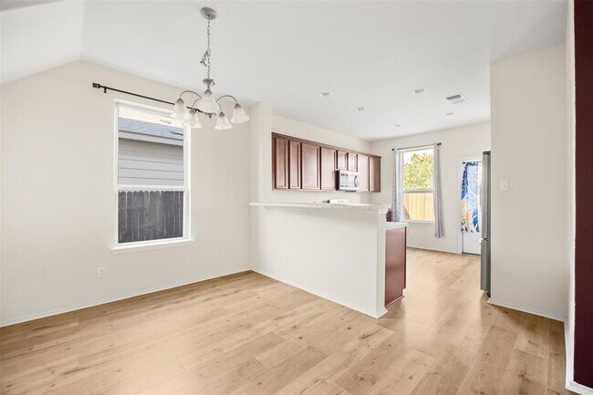 Building Photo - 280 La Dera Dr