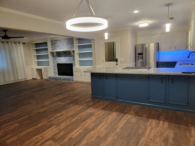 Building Photo - 741 Longwood Dr