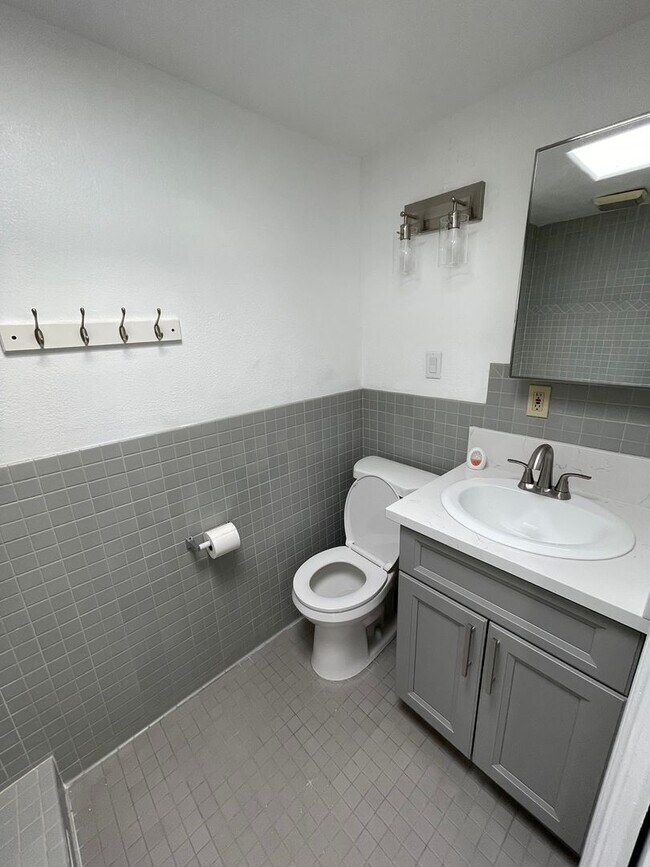 Building Photo - Cozy 1 Bed, 1 Bath Studio - ALL UTILITIES INCLUDED