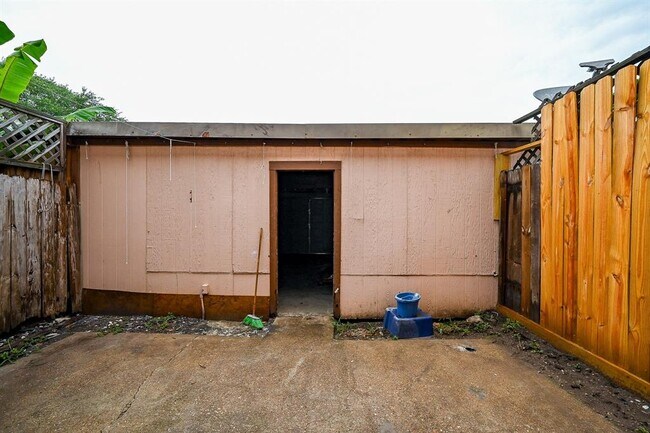 Building Photo - 12300 Brookglade Cir