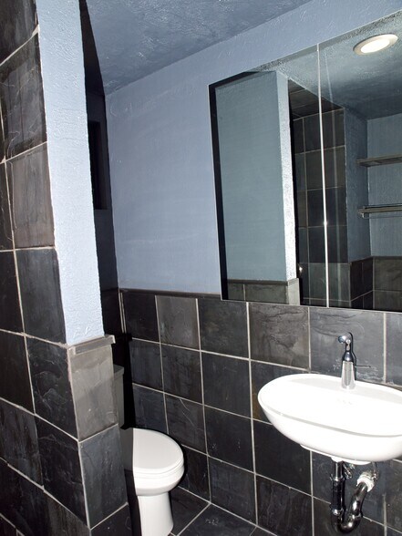 bathroom - 3907 Willbert Rd