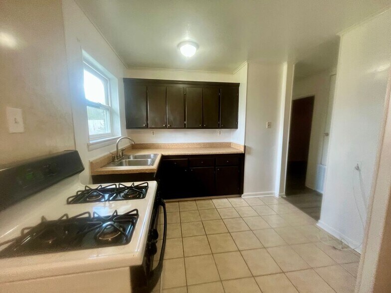 Building Photo - 240 Azalea Dr