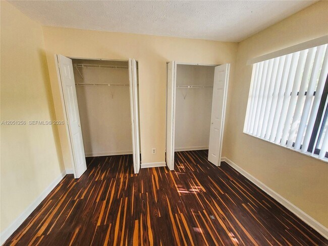 Building Photo - 307 S Ocean Dr