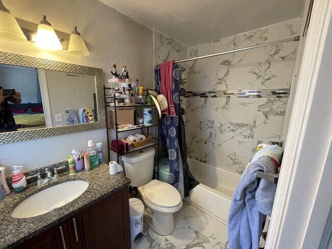 Building Photo - 208 Coventry St