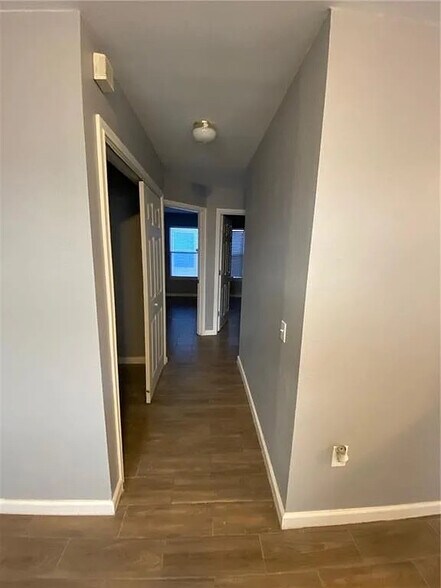 Building Photo - Room in House on Dittmar Oaks Dr