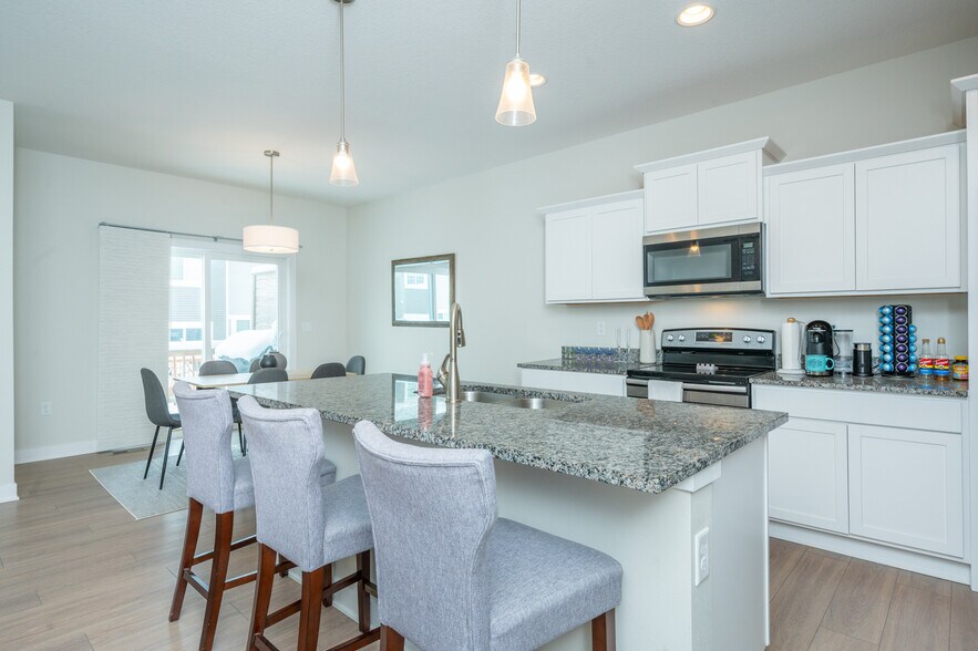 Building Photo - 9649 Crowning Dr