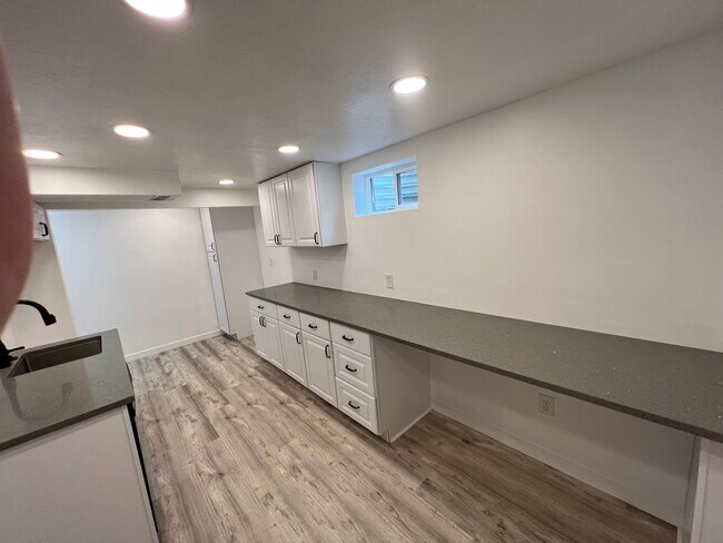 Building Photo - 825 E Larkspur Dr