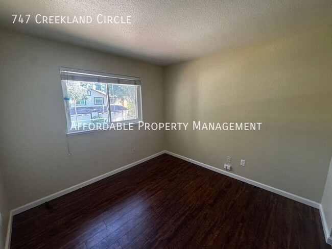 Building Photo - 747 Creekland Cir