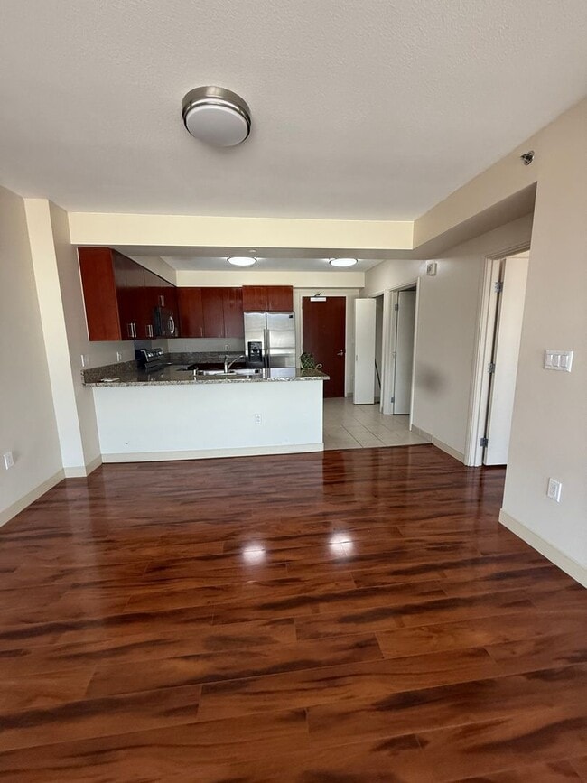 Building Photo - Great Location! 1/1/1 with beautiful mount...
