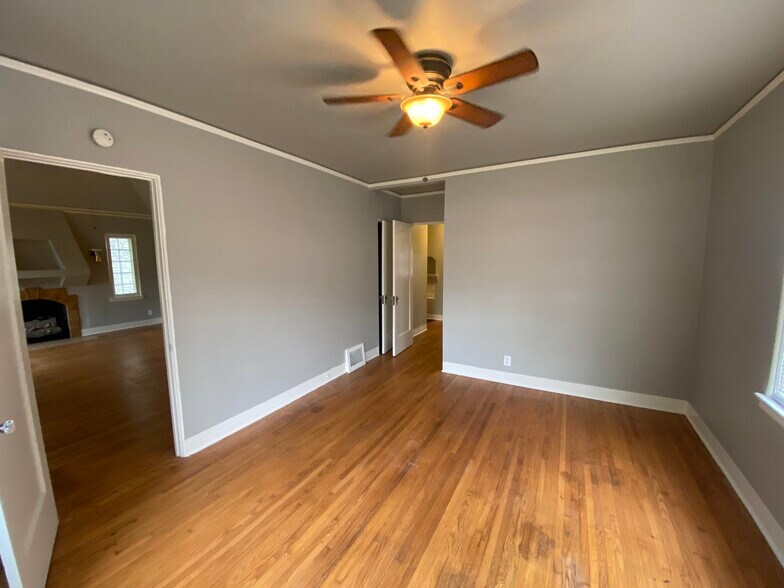 Building Photo - 22 E Woodrow Pl