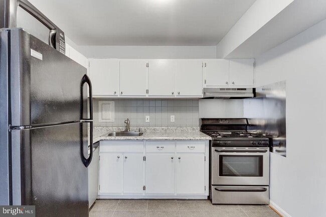 Building Photo - 26 Canterbury Square