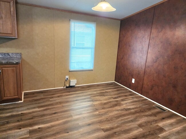 Building Photo - Inviting 3 bedroom 2 bath House with fenced yard