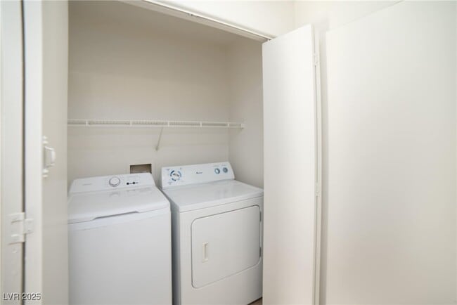 Building Photo - 2542 N Grand Basin Dr