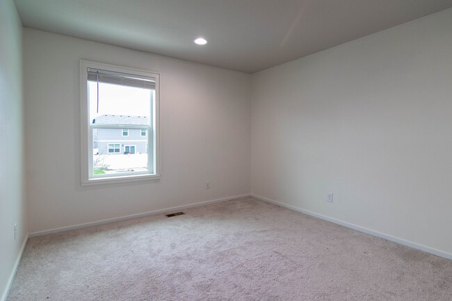 Building Photo - ***Coming Soon June 1st, 2026***Modern 4 bed 2.5 bath near the Fairways Golf Course, Amazon and F...