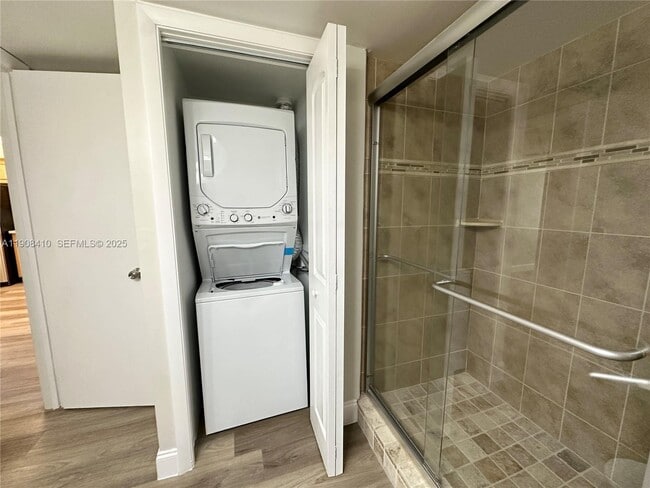 Building Photo - 403 Lakeview Dr