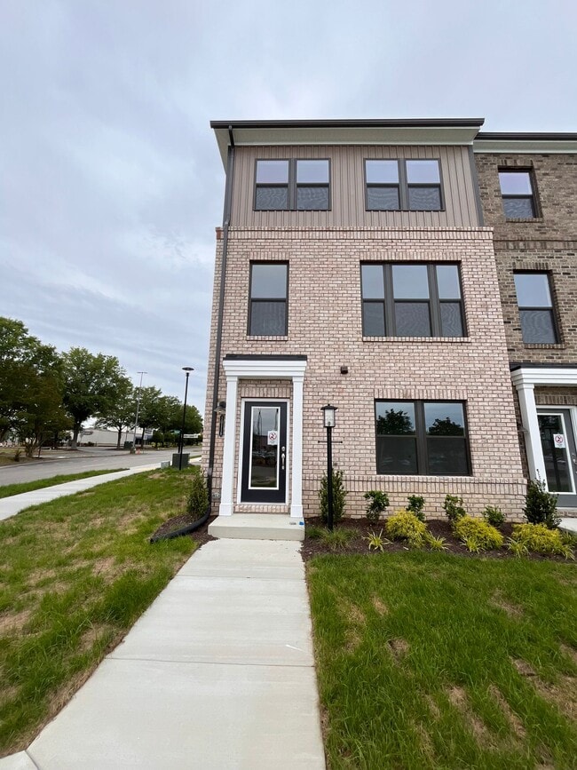 Building Photo - 10118 Virginia Blvd