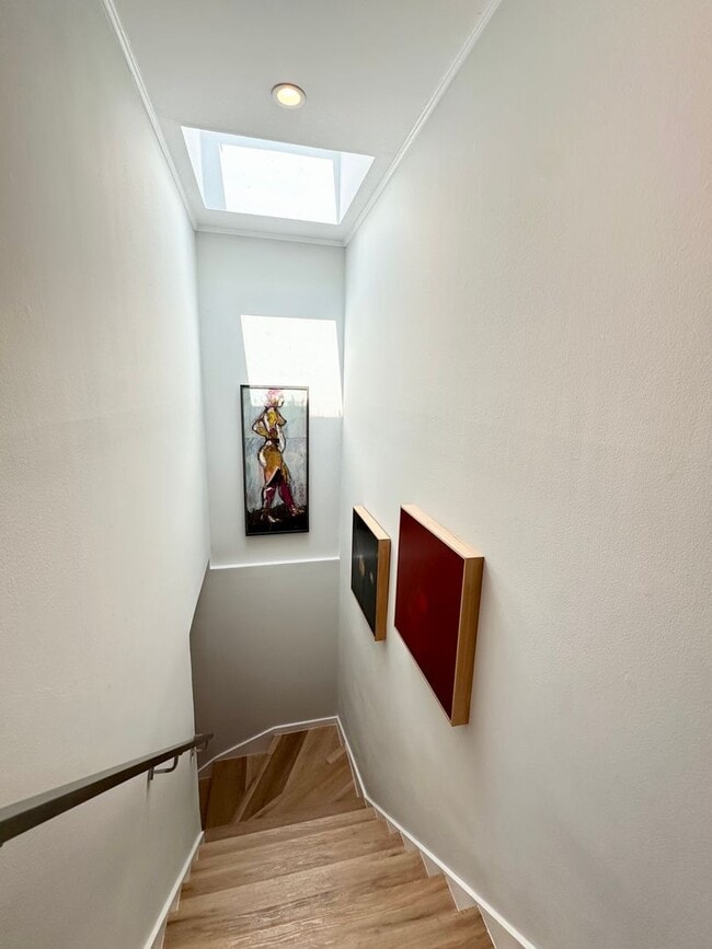 Building Photo - Modern & Bright 3BR/2BA Single-Family Home...