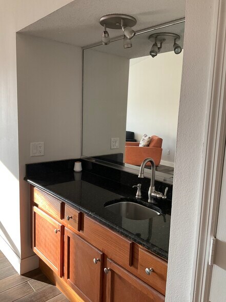 Building Photo - 9532 Darien Ave