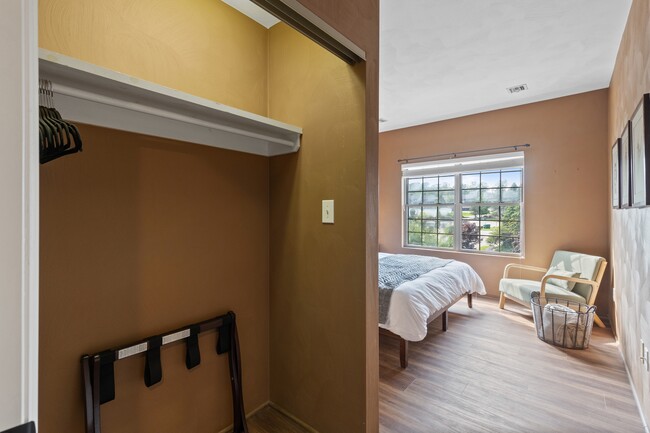 Building Photo - 8120 Stonegate Dr