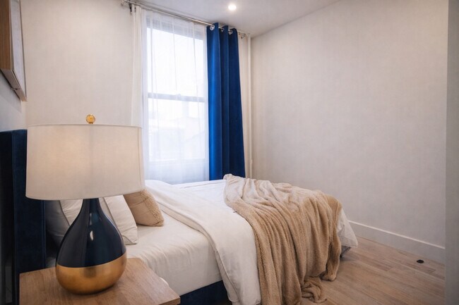 Building Photo - 402 E 11th St