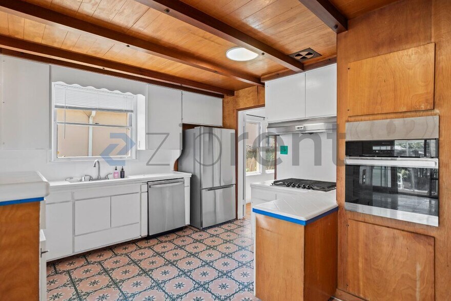 Building Photo - Unit