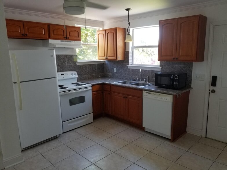 Kitchen / Living area - 1025 General Taylor St