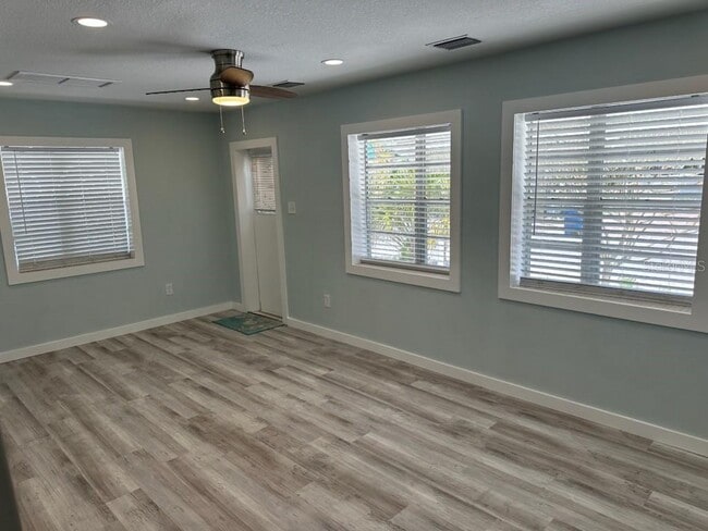 Building Photo - 8050 Bayshore Dr