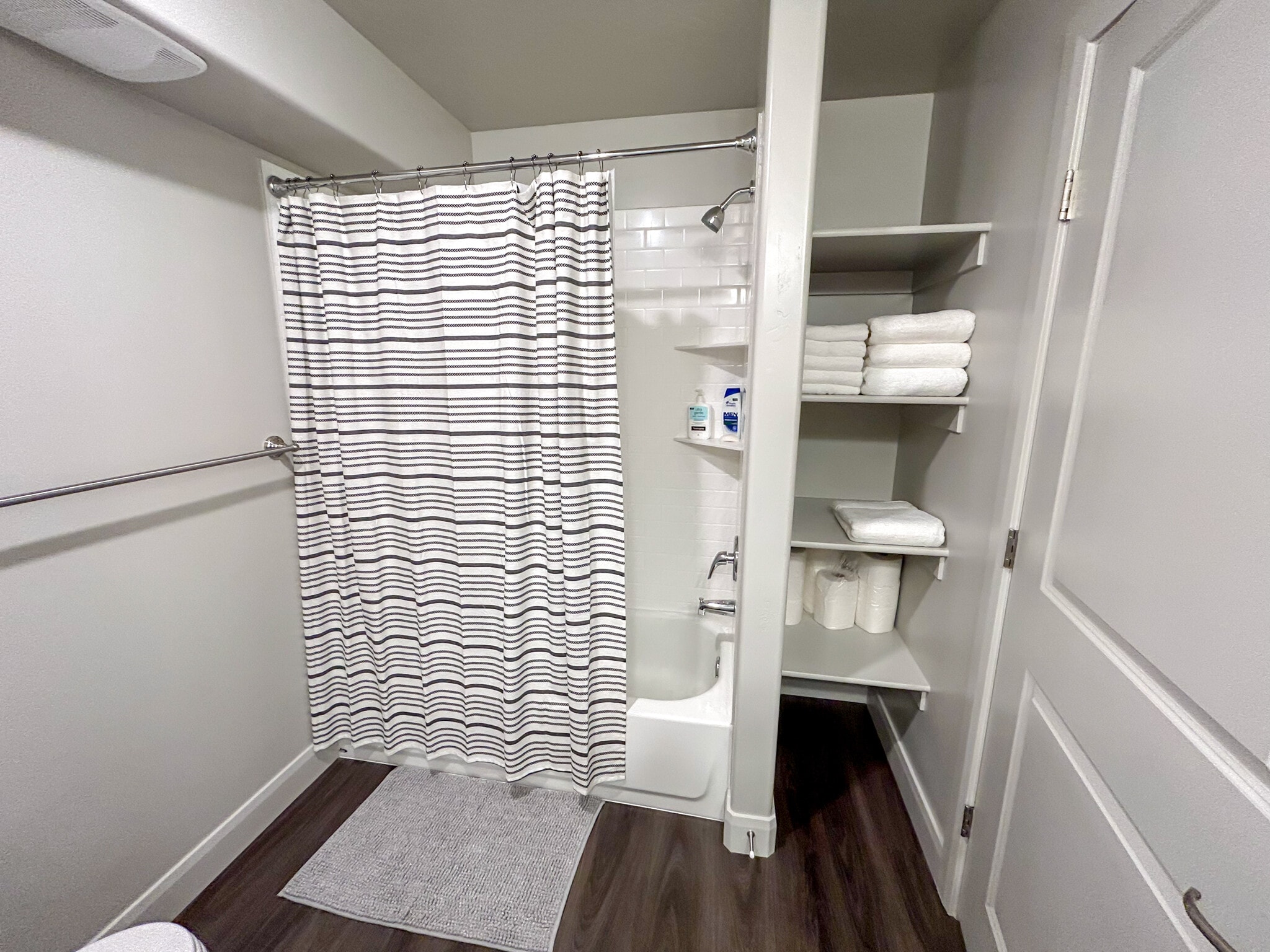 Building Photo - 128 N Lone Rock Dr