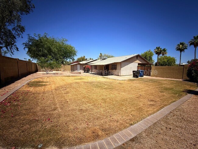 Building Photo - 2401 W Fremont Dr