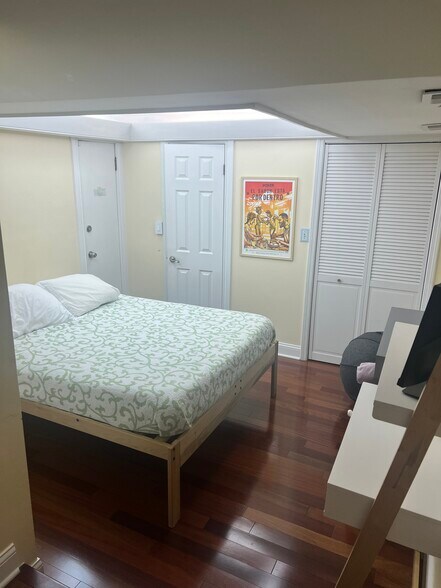 Building Photo - 646 W Bittersweet Pl