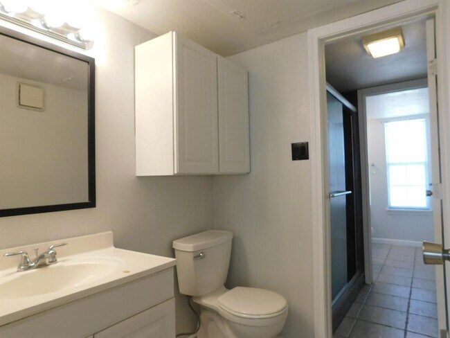 Building Photo - 11710 Southlake Dr