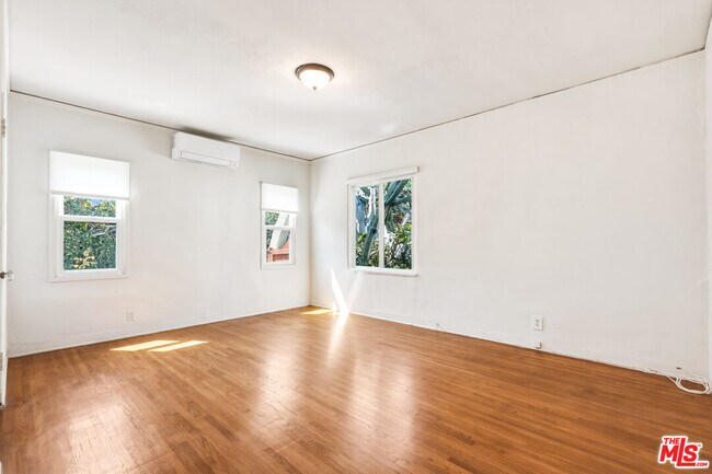Building Photo - 2613 Cloverfield Blvd